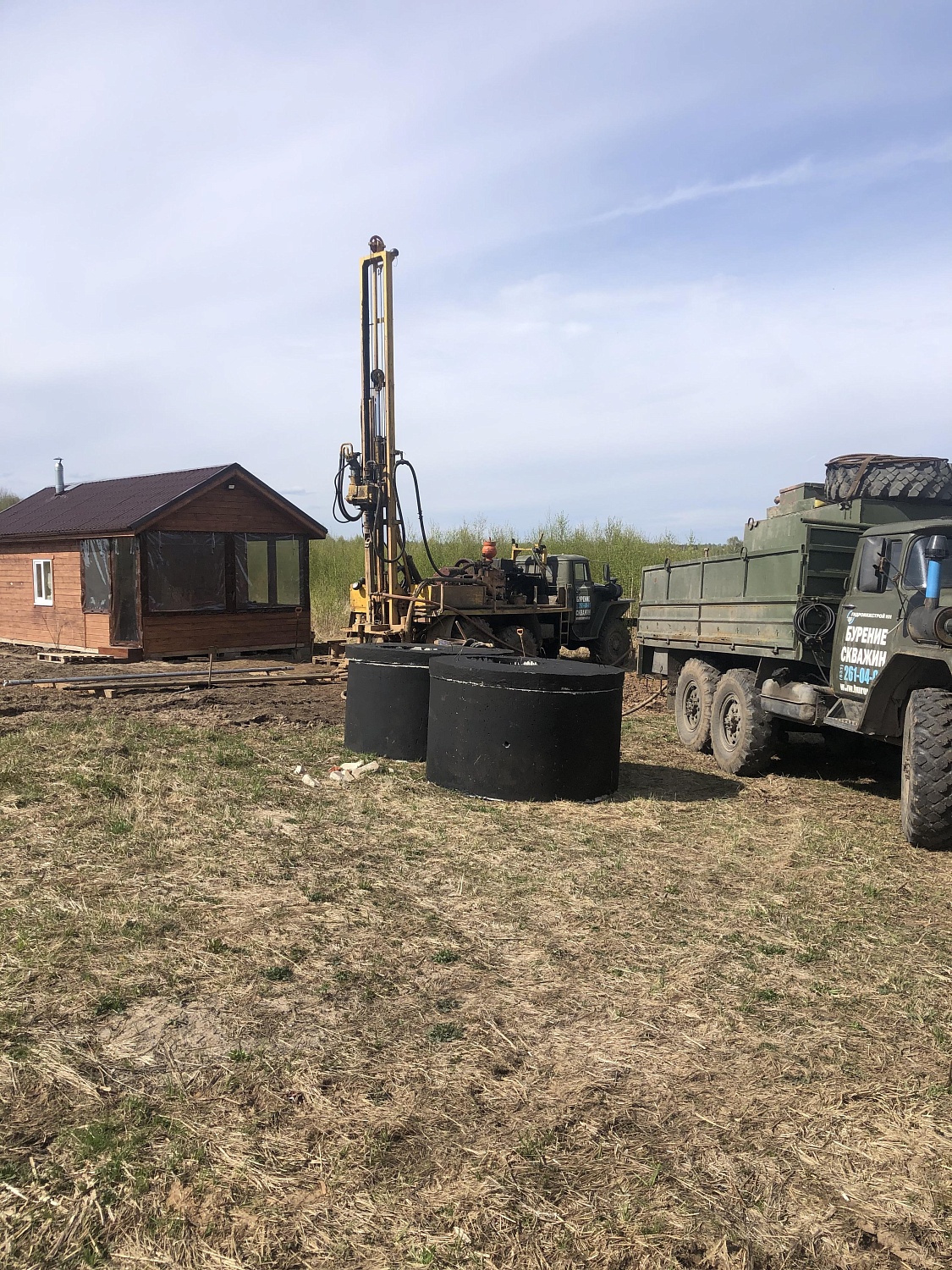 Зимнее обустройство скважины на воду с установкой кессона